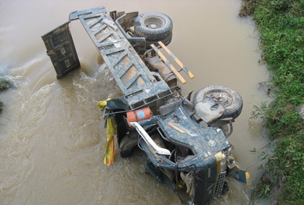 Ô tô lao gãy lan can cầu, rơi xuống sông - 1 Ô tô lao gãy lan can cầu, rơi xuống sông - 1