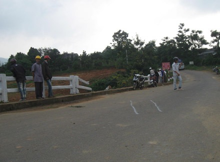 Ô tô lao gãy lan can cầu, rơi xuống sông - 3 Ô tô lao gãy lan can cầu, rơi xuống sông - 3