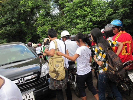 Cụm Vinh, Ban Mê Thuột ùn tắc ngày làm thủ tục dự thi - 15 Cụm Vinh, Ban Mê Thuột ùn tắc ngày làm thủ tục dự thi - 15