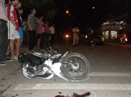 Hai xe máy đấu đầu, 5 người nguy kịch - 1