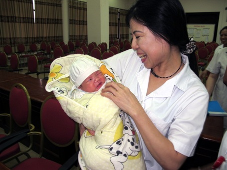 Bé sơ sinh bị bắt cóc đã được trao lại tay mẹ - 1