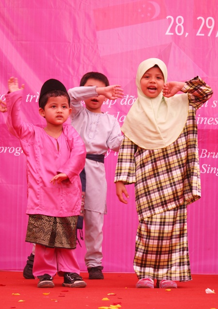 Trẻ em Thủ đô khám phá các trò chơi dân gian Đông Nam Á - 9 Trẻ em Thủ đô khám phá các trò chơi dân gian Đông Nam Á - 9