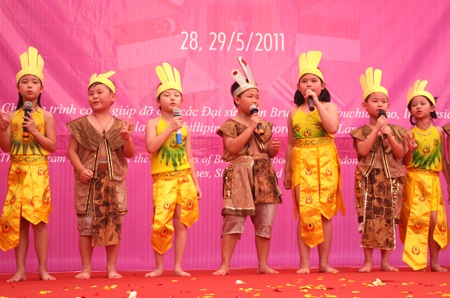 Trẻ em Thủ đô khám phá các trò chơi dân gian Đông Nam Á - 10 Trẻ em Thủ đô khám phá các trò chơi dân gian Đông Nam Á - 10