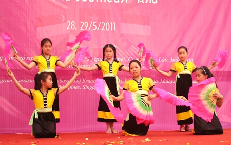 Trẻ em Thủ đô khám phá các trò chơi dân gian Đông Nam Á - 13 Trẻ em Thủ đô khám phá các trò chơi dân gian Đông Nam Á - 13