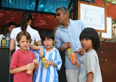 Trẻ em Thủ đô khám phá các trò chơi dân gian Đông Nam Á - 14 Trẻ em Thủ đô khám phá các trò chơi dân gian Đông Nam Á - 14