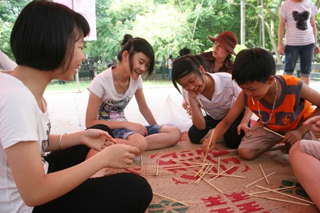 Trẻ em Thủ đô khám phá các trò chơi dân gian Đông Nam Á - 3 Trẻ em Thủ đô khám phá các trò chơi dân gian Đông Nam Á - 3