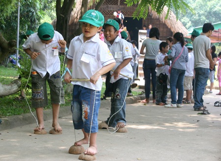 Trẻ em Thủ đô khám phá các trò chơi dân gian Đông Nam Á - 5 Trẻ em Thủ đô khám phá các trò chơi dân gian Đông Nam Á - 5