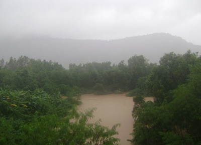 Tìm thấy thi thể nạn nhân bị nước lũ cuốn trôi - 1 Tìm thấy thi thể nạn nhân bị nước lũ cuốn trôi - 1