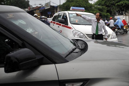 Tài xế taxi làm cảnh sát giao thông bất đắc dĩ - 5 Tài xế taxi làm cảnh sát giao thông bất đắc dĩ - 5