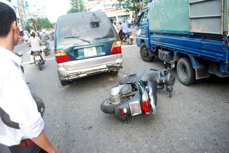 Bị giật dây chuyền, người phụ nữ lao thẳng xe vào bọn cướp - 1 Bị giật dây chuyền, người phụ nữ lao thẳng xe vào bọn cướp - 1