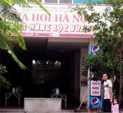 Hà Nội: Trâu “điên” húc người trọng thương, người dân hoảng sợ - 2