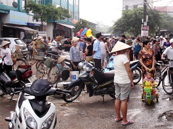 Hà Nội: Trâu “điên” húc người trọng thương, người dân hoảng sợ - 3