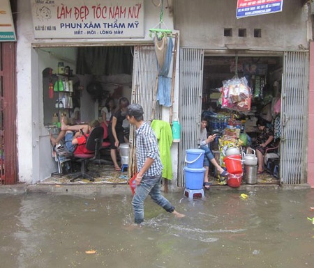 Hà Nội lại “quay cuồng” trong mưa ngập - 18 Hà Nội lại “quay cuồng” trong mưa ngập - 18