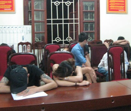 Góc khuất sau những đêm cuồng loạn - 1 Góc khuất sau những đêm cuồng loạn - 1