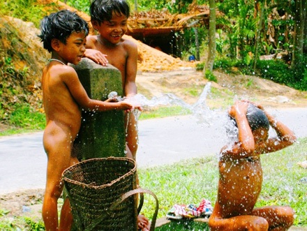 Trẻ vùng cao nô giỡn với nước sạch