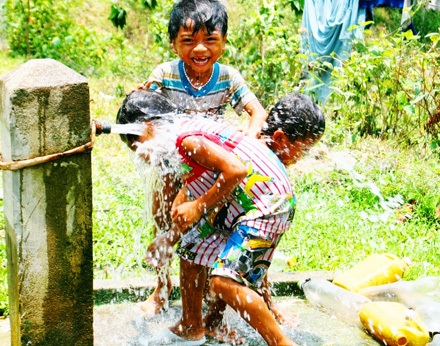 Trẻ vùng cao nô giỡn với nước sạch