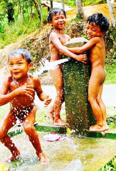 Trẻ vùng cao nô giỡn với nước sạch