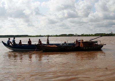 4 căn nhà chìm xuống sông Cửa Lớn