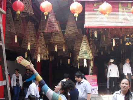 Nô nức lễ chùa đầu năm - 12