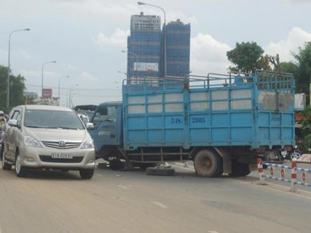 Xe tải nổ, rớt bánh, người đi đường hỗn loạn - 1 Xe tải nổ, rớt bánh, người đi đường hỗn loạn - 1