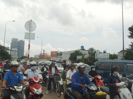 Xe tải nổ, rớt bánh, người đi đường hỗn loạn - 2 Xe tải nổ, rớt bánh, người đi đường hỗn loạn - 2