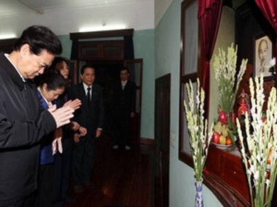 Thủ tướng Nguyễn Tấn Dũng tưởng niệm Bác Hồ - 1 Thủ tướng Nguyễn Tấn Dũng tưởng niệm Bác Hồ - 1