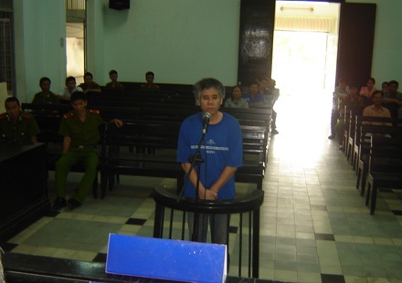 Đâm chết người vì bị chê hát sai nhịp, lĩnh 16 năm tù     - 1