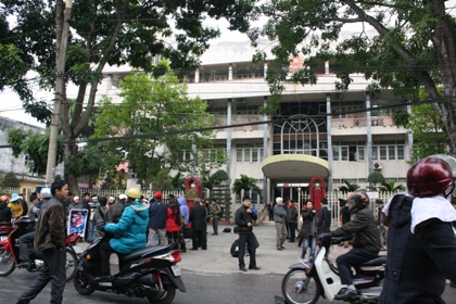 Sát thủ máu lạnh bật khóc nghe mô tả thương tích nạn nhân  - 22