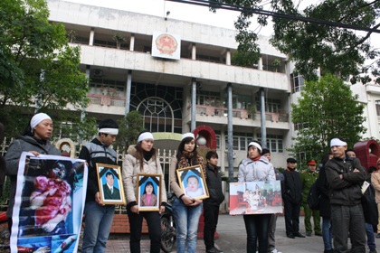 Sát thủ máu lạnh bật khóc nghe mô tả thương tích nạn nhân  - 24