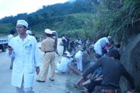 Xe khách lao xuống vực tại đèo Lò Xo, 13 người bị thương - 2 Xe khách lao xuống vực tại đèo Lò Xo, 13 người bị thương - 2