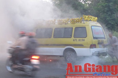 Xe tang bốc cháy khi đang đề máy - 1 Xe tang bốc cháy khi đang đề máy