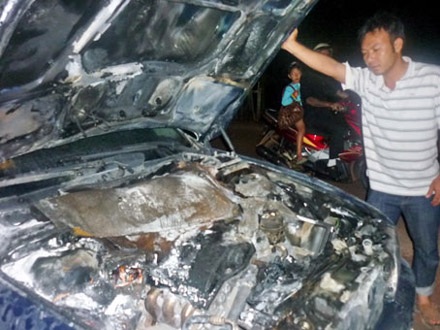 Xe BMW bốc cháy khi đang chạy trên đường - 1 Xe BMW bốc cháy khi đang chạy trên đường - 1