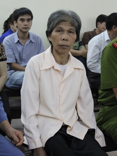 Bà chủ xối nước nóng vào osin bật khóc sau khi nhận án  