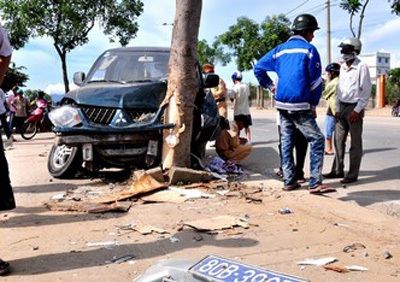 Xe biển xanh cắm đầu vào cây xanh ven đường