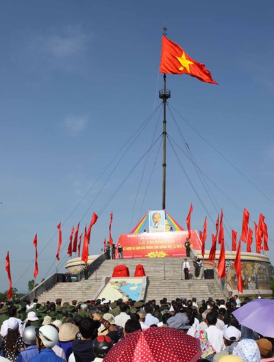 Lễ thượng cờ thống nhất non sông tại Kỳ đài Hiền Lương - 1 Lễ thượng cờ thống nhất non sông tại Kỳ đài Hiền Lương - 1