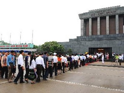 Người dân đến đặt vòng hoa và vào Lăng viếng Chủ tịch Hồ Chí Minh