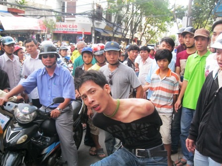 Tên cướp Nguyễn Ngọc Tuấn bị hiệp sĩ Minh Tiến bắt giữ giữa dòng người và xe cộ đông đúc