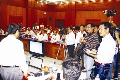 Chịu được động đất cấp 7 hay 9? - 1 Báo chí chất vấn tại buổi họp báo về Thủy điện Sông Tranh 2 ngày 28-9 tại Quảng Nam.