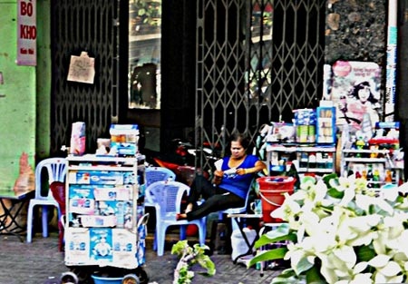 Đi sắm "bùa yêu” - 2 Bán thuốc kích dục ngụy trang tủ thuốc lá.