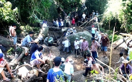 Quay cuồng cơn khát kỳ nam - 1 Hàng trăm người dân tranh nhau moi rừng tìm vận may trúng kỳ nam.