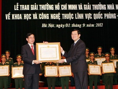 Trao giải thưởng Hồ Chí Minh, Giải thưởng Nhà nước - 1 Chủ tịch nước trao Giải thưởng Hồ Chí Minh và Giải thưởng Nhà nước cho đại diện tác giả.