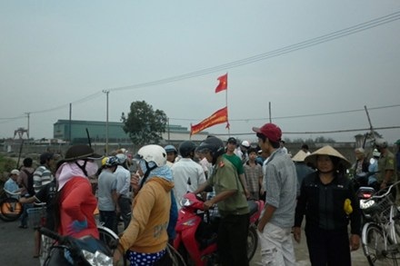 Dân bao vây nhà máy thép gây ô nhiễm - 1 Người dân bao vây nhà máy thép gây ô nhiễm (Ảnh: Người Lao động)