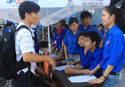 Câu lạc bộ những sinh viên mồ côi - 1 Thành viên câu lạc bộ Sinh viên mồ côi đang tư vấn cho thí sinh