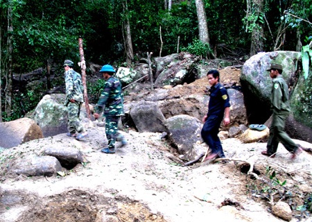 Lực lượng chức năng huyện Khánh Sơn vẫn chưa thể kiểm soát được khu vực đào bới tìm trầm.
