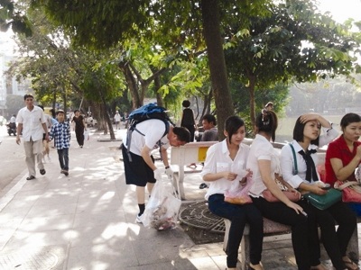 Doanh nhân Nhật nhặt rác Hồ Gươm - 1 Ông Ninomiya nhặt rác vào sáng Chủ nhật hàng tuần