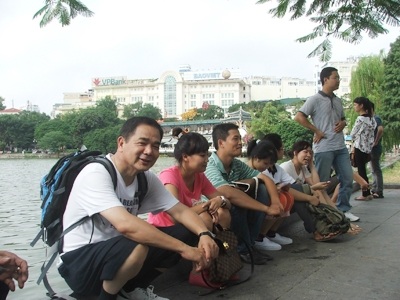 Doanh nhân Nhật nhặt rác Hồ Gươm - 2 Ông Ninomiya (bìa trái) và nhóm bạn trẻ cùng nhặt rác tình nguyện.