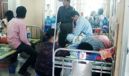 Bi hài trông người ốm thuê ở bệnh viện - 1 Chị Thu (người ngồi giữa) đang chăm bệnh nhân điều trị dài ngày tại BV Nhiệt đới TW