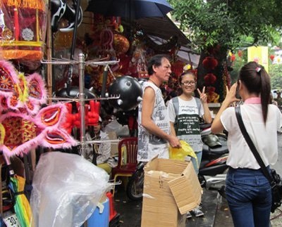 Vì sao phố Hàng Mã "dị ứng" với teen chụp ảnh? - 2 Pose ảnh trong cái nhìn khó chịu của chủ hàng