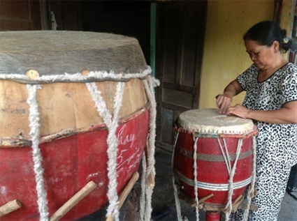 Người phụ nữ Huế cuối cùng làm trống - 1 Bà Thương đang thực hiện công đoạn khó nhất: Bào da trống