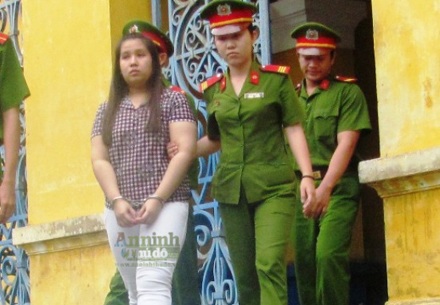 Nữ sinh Thái Lan vận chuyển 3,1kg ma tuý lãnh án tử hình - 2 Dẫn giải bị cáo ra xe đặc chủng